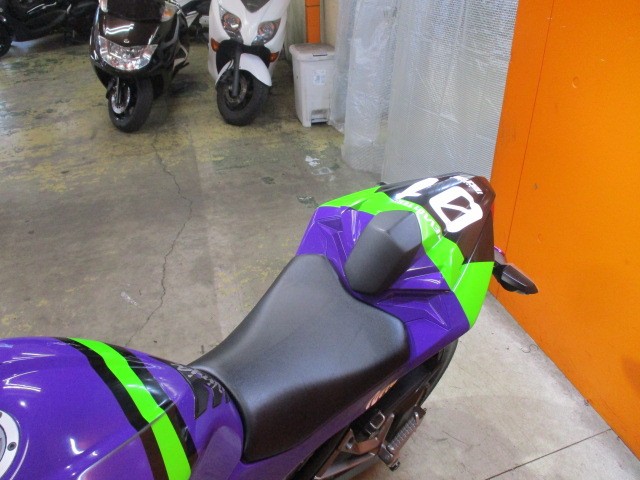 シートもこの通り破れもなければへたりもありません！コンプリート車ですからシングルシートカウルも装備！